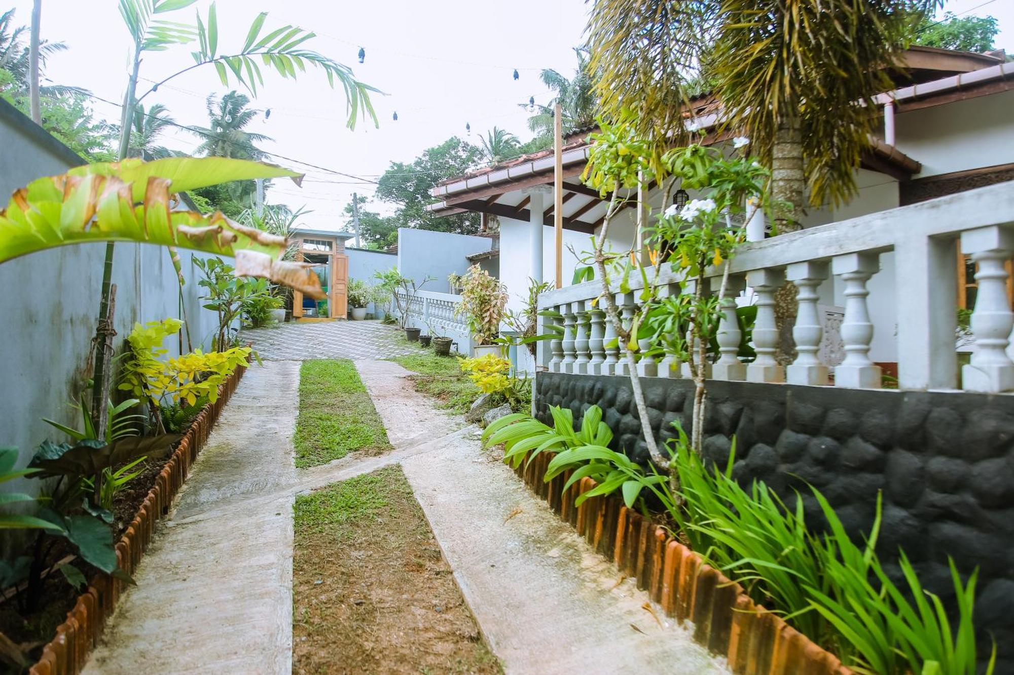 Hotel Blue Sky Mirissa Exterior foto