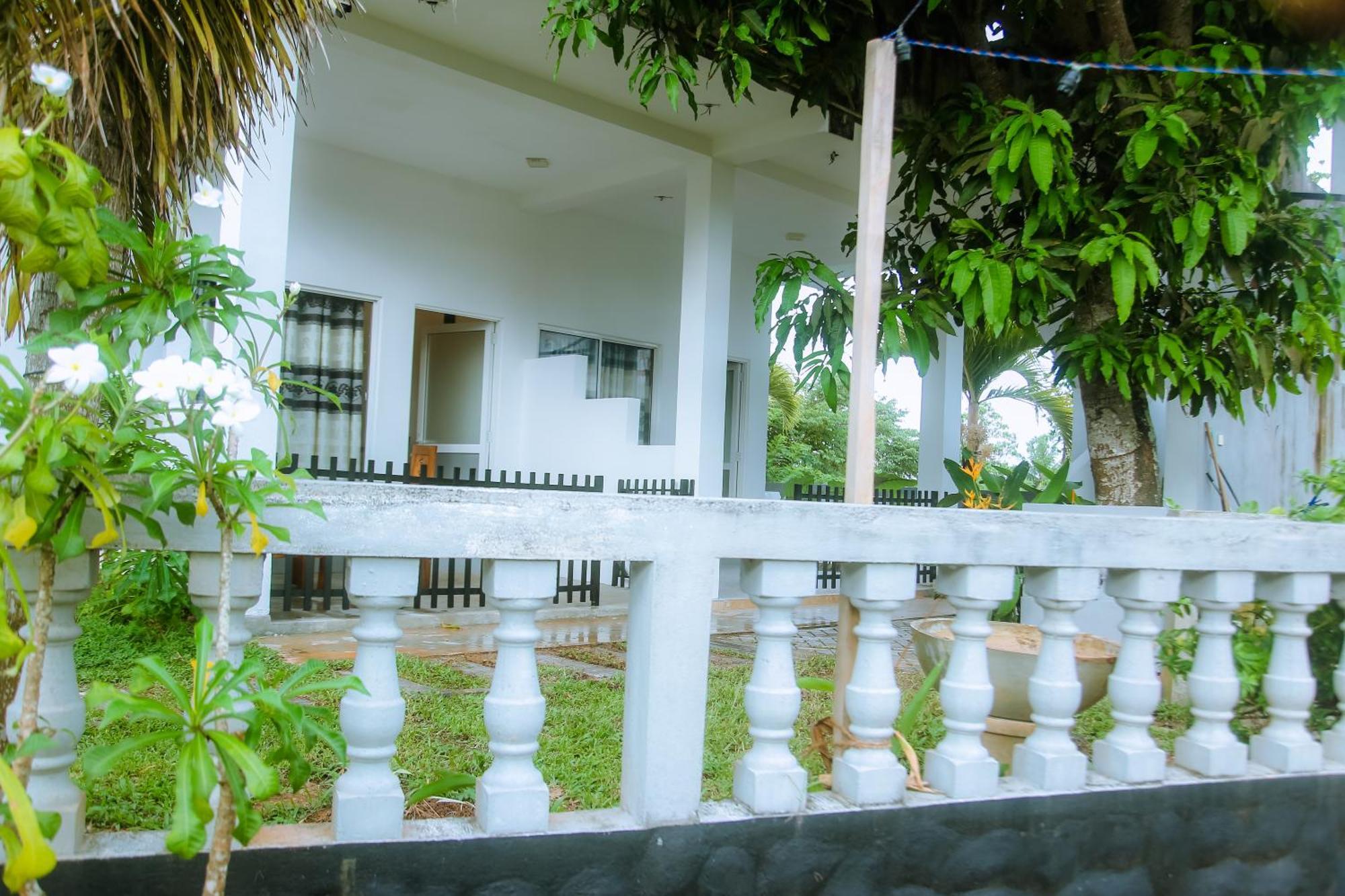 Hotel Blue Sky Mirissa Exterior foto
