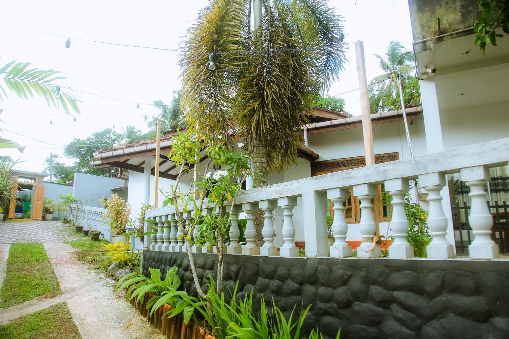Hotel Blue Sky Mirissa Exterior foto
